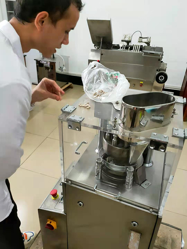 ZP-9壓片機(jī)1.jpg ZP-9壓片機(jī)1.jpg